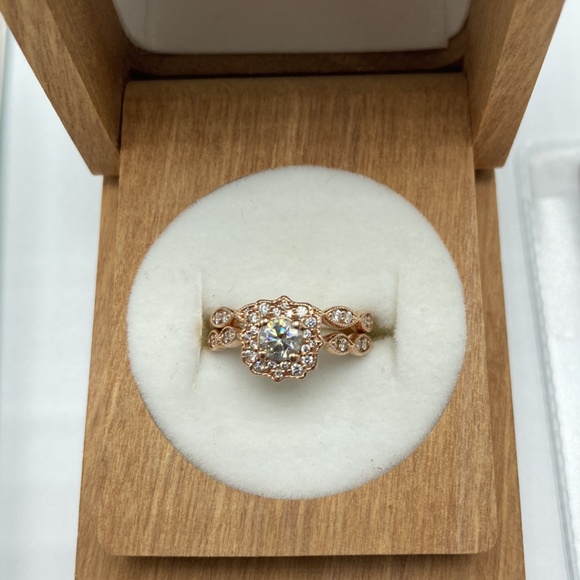 Brilliant Earth 14kt Rose Gold Engagement Ring and Wedding Band - never worn - Picture 2 of 9